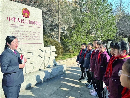 12月4日,济南市名士小学师生在洪山公园开展法治教育活动